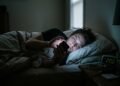 A psicologia explica que adiar a hora de dormir não é teimosia, mas uma tentativa de roubar de volta o tempo livre perdido de dia