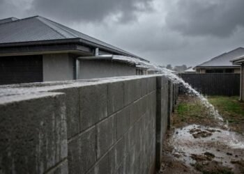 Calha despejando água diretamente no quintal vizinho