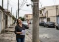 Moradora sofre três assaltos na mesma rua em menos de um ano e descobre que o município gastou R$ 1,4 milhão na instalação de 86 câmeras de segurança; ao solicitar imagens de um dos crimes, recebe a informação de que os equipamentos ainda não estão funcionando
