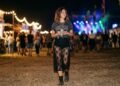 Saias transparentes com hot pants viram febre entre as famosas: como adotar o visual ousado em festas noturnas e festivais