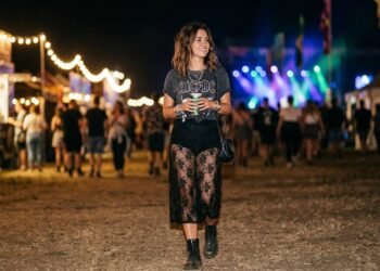 Saias transparentes com hot pants viram febre entre as famosas: como adotar o visual ousado em festas noturnas e festivais