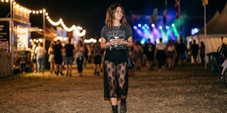 Saias transparentes com hot pants viram febre entre as famosas: como adotar o visual ousado em festas noturnas e festivais