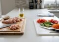 A forma certa de lavar a tábua de corte depois de preparar carne crua e outros alimentos na cozinha