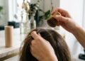 Shampoos a seco em bastão ou pó viram tendência: a alternativa sem aerossol que limpa a raiz do couro cabeludo sem ressecar os fios