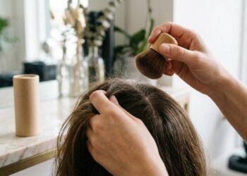 Shampoos a seco em bastão ou pó viram tendência: a alternativa sem aerossol que limpa a raiz do couro cabeludo sem ressecar os fios