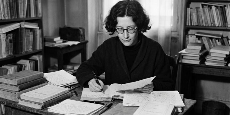 Simone Weil nasceu em Paris, em 1909, e desenvolveu uma trajetória marcada pelo interesse em filosofia, educação, justiça social e espiritualidade. // Imagem ilustrativa gerada por IA para representar a situação descrita no texto; pessoas, locais e elementos visuais não correspondem necessariamente aos reais