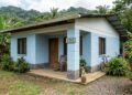 Ele comprou um terreno com suas economias; 9 anos depois, construiu uma casa com 850 blocos de plásticos reciclados