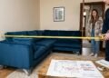 Mulher encomenda sofá sob medida para sala, paga R$ 11 mil e recebe móvel 20 centímetros maior que espaço medido pela própria loja