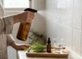 Borrifar óleo essencial de melaleuca com água nas paredes: o spray antifúngico natural que elimina e previne o mofo em áreas úmidas da casa