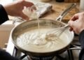 Os melhores cozinheiros fazem isso: para deixar o molho branco mais cremoso, eles não adicionam manteiga, mas um ingrediente similar