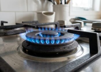 Nem força nem produtos fortes: o truque com água quente que ajuda a soltar a gordura dos queimadores do fogão