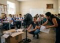 Professora compra ventiladores com o próprio salário para aliviar o calor de 37 graus em uma escola pública e descobre que a prefeitura pagou R$ 680 mil por uma reforma que incluía climatização das salas; pais encontram relatórios indicando a conclusão dos serviços