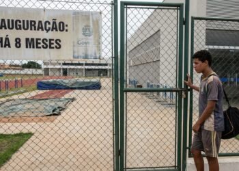 Adolescente de 16 anos viaja quase 100 quilômetros para treinar atletismo e descobre que um centro esportivo de R$ 3,4 milhões foi inaugurado em sua própria cidade há oito meses; ao visitar o endereço, encontra portões fechados, equipamentos sem uso e nenhuma atividade disponível
