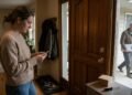 Moradora troca fechadura depois de desconfiar que proprietário entra no imóvel quando ela não está; dono exige uma cópia nova alegando que precisa acessar a casa em emergências