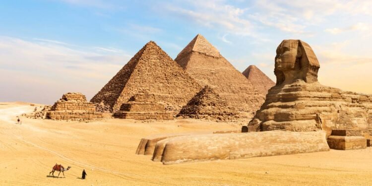 Construída para o faraó Quéops, também chamado de Khufu, a Grande Pirâmide tinha originalmente cerca de 146,5 metros de altura. Créditos: depositphotos.com / antonaleksenko82.gmail.com