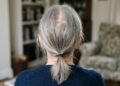 Os cabeleireiros concordam: se o cabelo fica mais fino depois dos 50 anos, não é apenas devido à idade, mas também a mudanças no crescimento e no corte dos fios