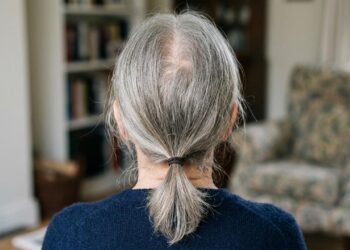 Os cabeleireiros concordam: se o cabelo fica mais fino depois dos 50 anos, não é apenas devido à idade, mas também a mudanças no crescimento e no corte dos fios