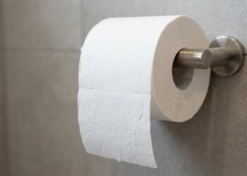 papel higiênico virado para frente