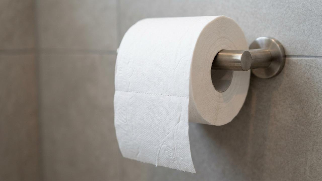 Para que serve colocar o papel higiênico virado no suporte