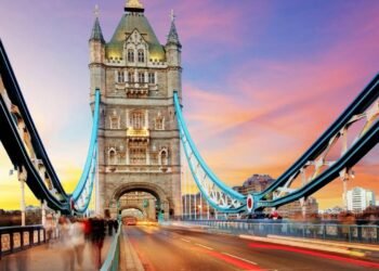 Ponte de Londres levou oito anos e 432 trabalhadores por dia para ficar pronta e ainda abre seu tabuleiro para navios desde 1894