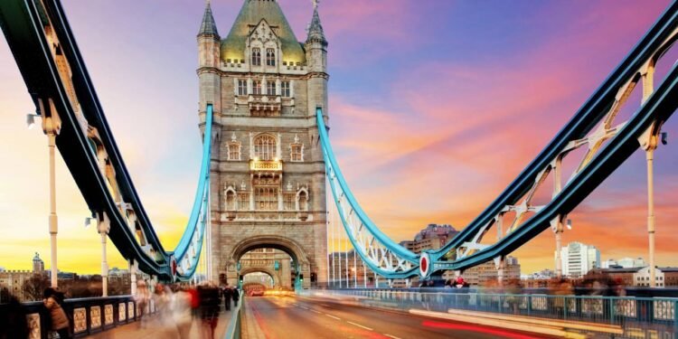 Na segunda metade do século XIX, o crescimento da região leste de Londres aumentou a necessidade de uma nova travessia sobre o Tâmisa. Créditos: depositphotos.com / TTstudio