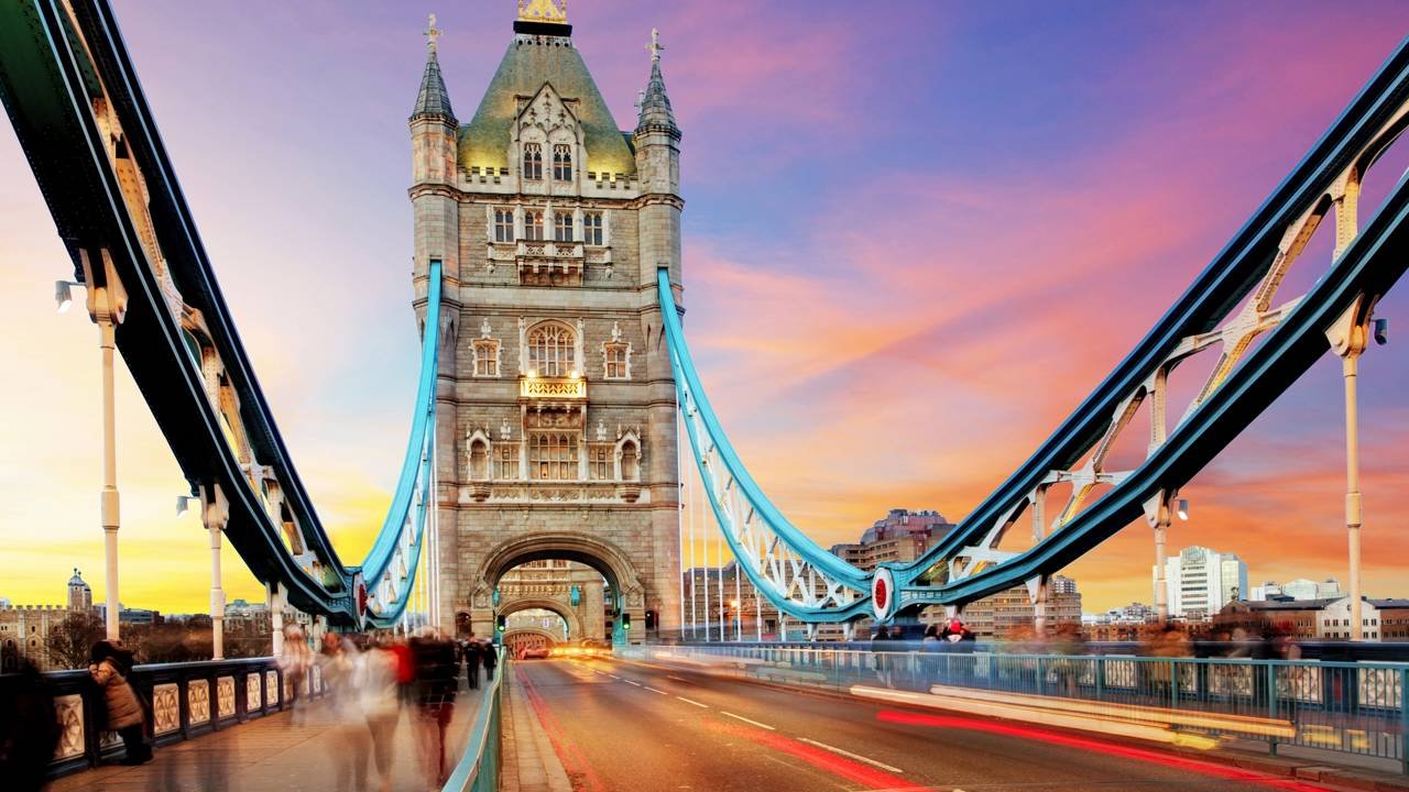Ponte de Londres levou oito anos e 432 trabalhadores por dia para ficar pronta e ainda abre seu tabuleiro para navios desde 1894