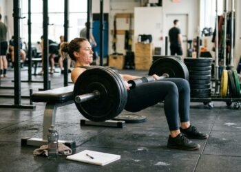Treinar glúteos duas vezes por semana pode favorecer o crescimento muscular, mas repetir os mesmos exercícios sem aumentar o desafio limita os resultados