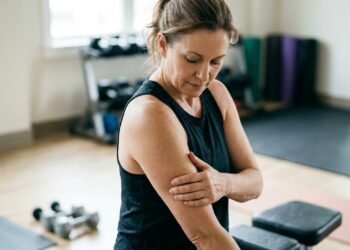 Braços flácidos incomodam muitas pessoas depois dos 40 anos, mas três exercícios de musculação podem ajudar a fortalecer o tríceps e melhorar a aparência da região