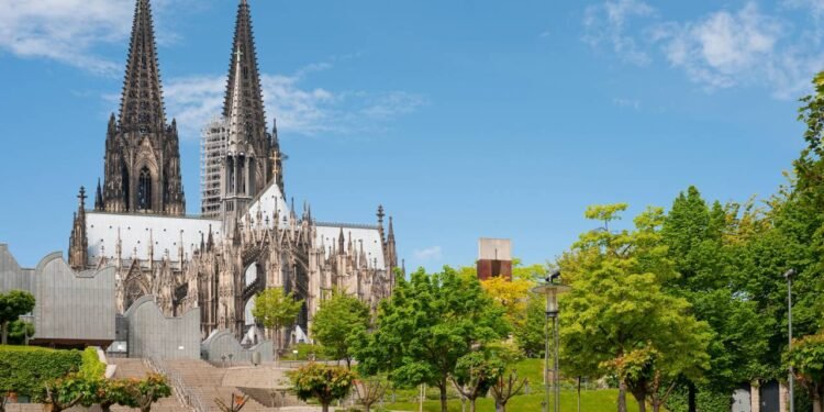 A antiga igreja já não correspondia à dimensão religiosa e simbólica que o local havia adquirido. Créditos: depositphotos.com / SergiyN