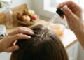 Aplicar vinagre de maçã diluído no couro cabeludo: como a acidez natural equilibra o pH e ajuda a eliminar a casca e a oleosidade dos fios