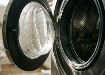 Por que deixar a lavadora fechada favorece mau cheiro