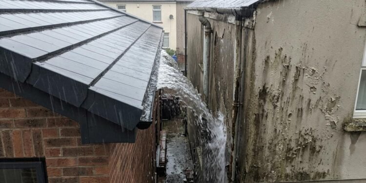 água da chuva no terreno vizinho