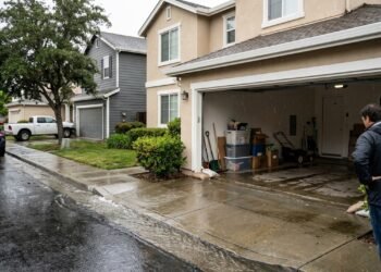 Morador instala piscina elevada no quintal para os filhos, e o problema aparece quando o esvaziamento semanal lança milhares de litros de água para a rua e atinge a garagem da casa ao lado