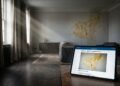 Proprietário deixa apartamento fechado com empresa responsável por vistoria semanal e, ao retornar após três meses, encontra vazamento antigo que já aparecia nas imagens da primeira inspeção