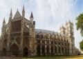 Catedral iniciada em 1245 presencia coroações britânicas desde a Idade Média e guarda túmulos de reis, cientistas e escritores