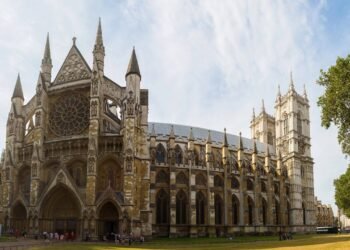 Catedral iniciada em 1245 presencia coroações britânicas desde a Idade Média e guarda túmulos de reis, cientistas e escritores
