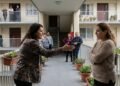 Moradora acusa vizinha de ter um relacionamento com seu marido e espalha a história pelo condomínio; vizinha afirma que nunca houve traição