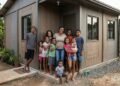 Mãe de 9 filhos recebe casa feita com 2 toneladas de plástico (imagem ilustrativa gerada por inteligência artificial)