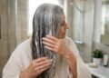 Nem tintura nem matizador diário: os cuidados que ajudam mulheres acima dos 50 a valorizar os cabelos brancos naturais