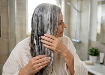 Nem tintura nem matizador diário: os cuidados que ajudam mulheres acima dos 50 a valorizar os cabelos brancos naturais