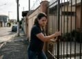 Homem sai de casa após separação e durante 7 anos não paga IPTU, manutenção nem presta qualquer auxílio relacionado ao imóvel; ex-companheira permanece com filhos no local e depois tenta obter propriedade integral alegando abandono do lar