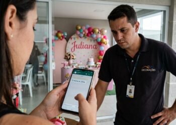 Mulher paga R$ 900 por painel personalizado e empresa instala nome errado poucas horas antes da festa começar