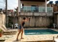 Vizinho constrói varanda com vista direta para a piscina de outra residência e proprietária procura saber se pode exigir alterações na estrutura