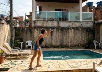 Vizinho constrói varanda com vista direta para a piscina de outra residência e proprietária procura saber se pode exigir alterações na estrutura