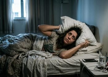 Moradora trabalha à noite e passa dois meses sendo acordada às 7h por obra no apartamento de cima