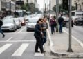 Mulher com deficiência visual precisa da ajuda de desconhecidos para atravessar uma avenida movimentada e descobre que a prefeitura pagou R$ 380 mil por semáforos sonoros que nunca foram ativados; documentos apontam que os equipamentos foram recebidos como funcionando
