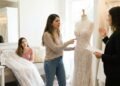 Mulher compra vestido para casamento seis meses antes da festa e, na última prova, descobre que loja vendeu o mesmo modelo reservado para outra cliente