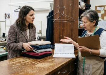 Mulher deixa seis peças em costureira para ajustes e, ao buscá-las três semanas depois, descobre que duas haviam sido entregues a outra cliente