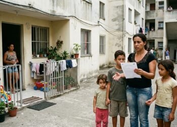 Mãe de três filhos descobre que aparece como beneficiária de uma casa popular entregue há dois anos, mas continua pagando R$ 850 de aluguel e nunca recebeu as chaves; ao procurar o endereço registrado em seu nome, encontra um imóvel ocupado por outra família
