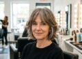 Vários cabeleireiros concordam: “Se você tem 50 anos e quer adotar um corte de cabelo curto, o melhor é considerar o formato do seu rosto e optar por uma franja que disfarce o envelhecimento.”
